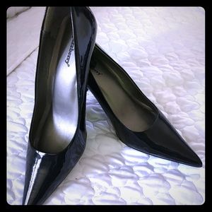 Black pumps